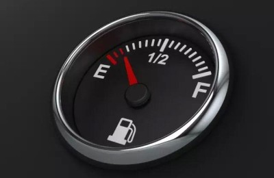 汽车什么时候去加油要看油表还是看续航里程？哪个比较准确？